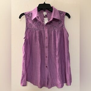 ❤️‍🔥 NWT Purple floral eyelet sleeveless button up top